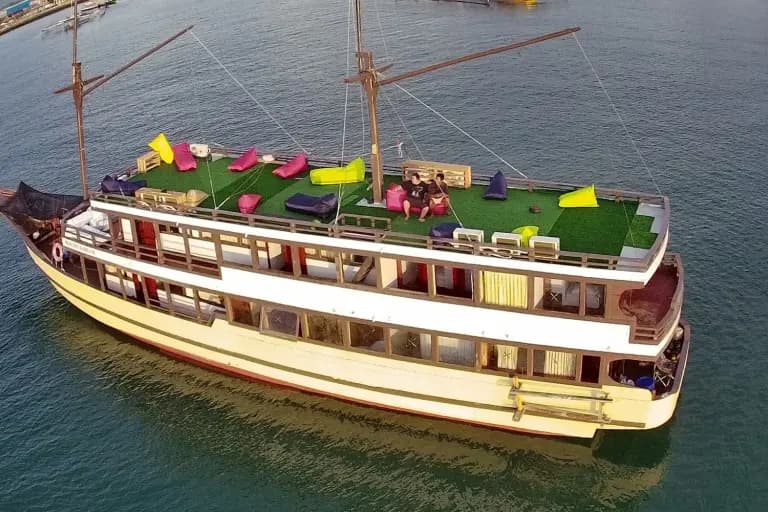 Bot phinisi Princess Nabila di Komodo