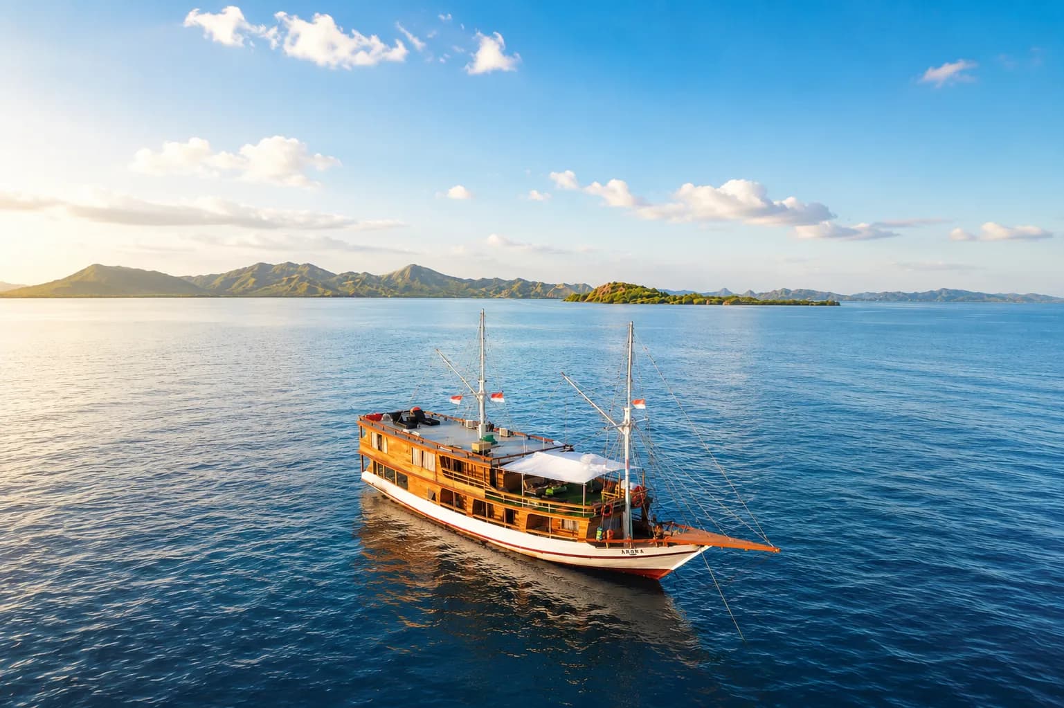 Sewa bot Arora di Labuan Bajo, foto 1