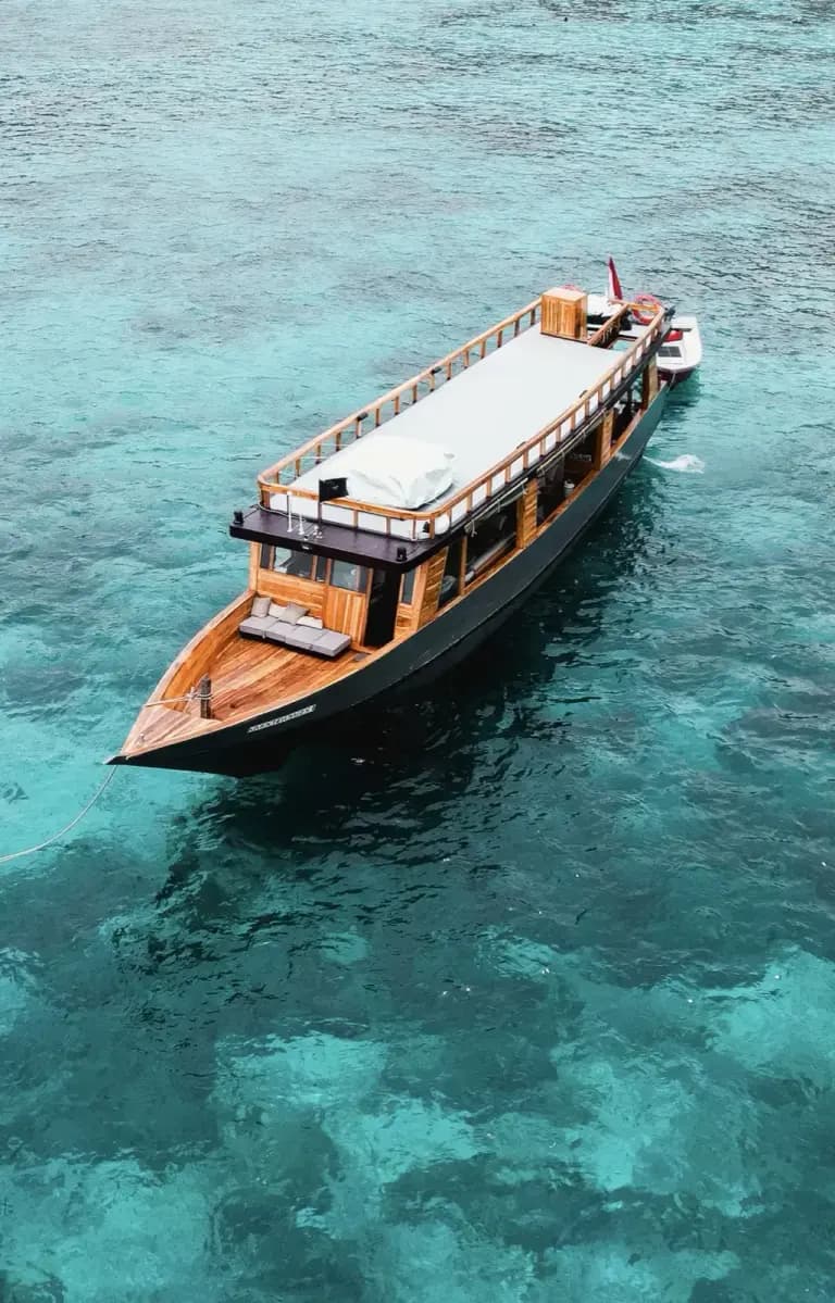 Kapal phinisi Kimochi 2 di Komodo