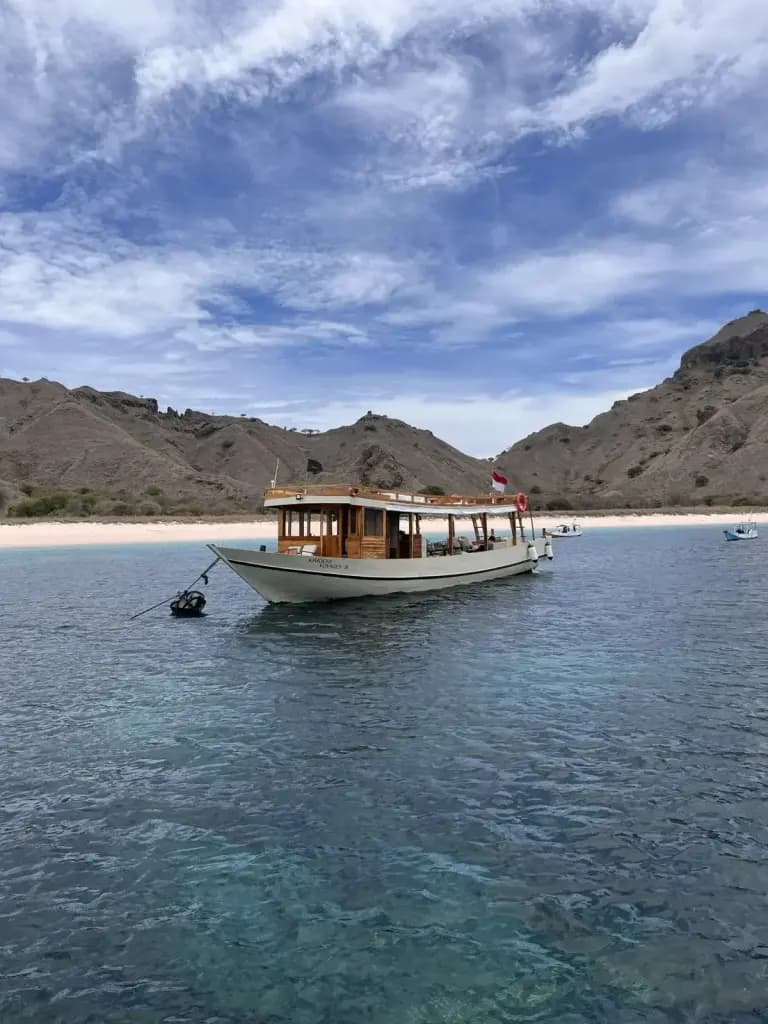 Bot phinisi Kimochi III di Komodo