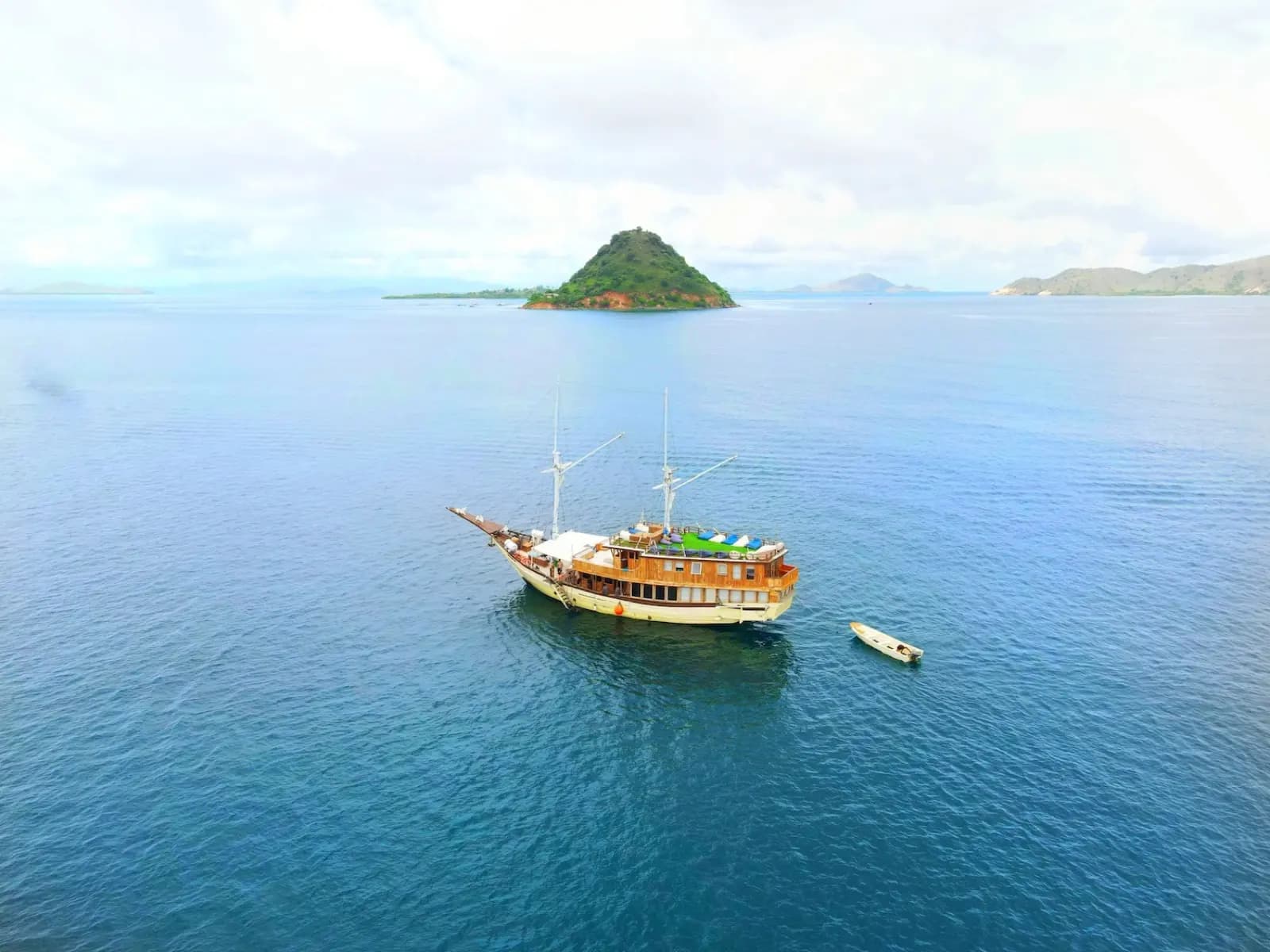 Sewa bot Leticia di Labuan Bajo, foto 1
