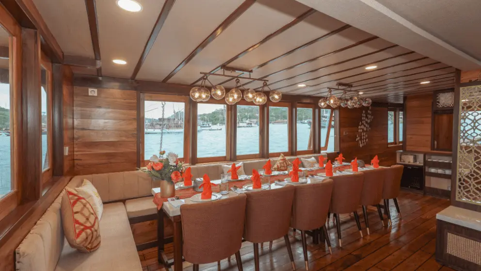 dinning-elerora-boat