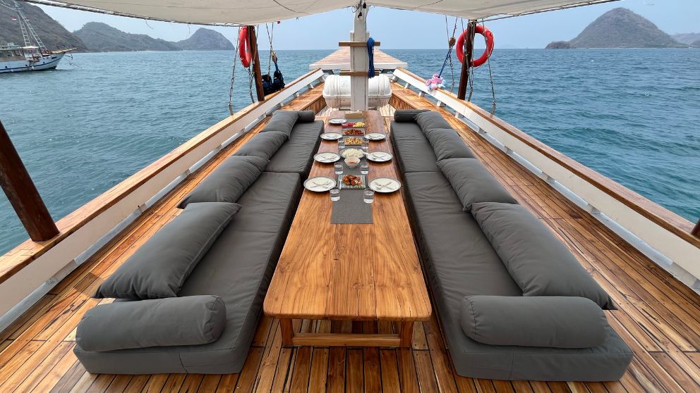 dinning-lanakila-phinisi