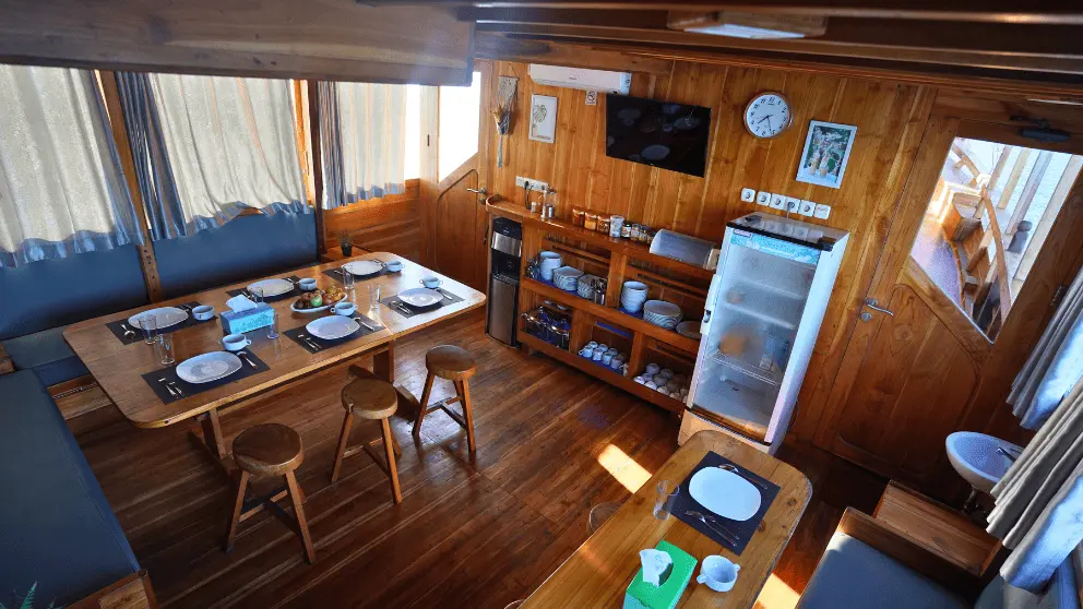 interior-dinning-singkolo-phinisi