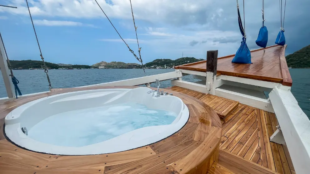 jacuzi-boat-vanrei