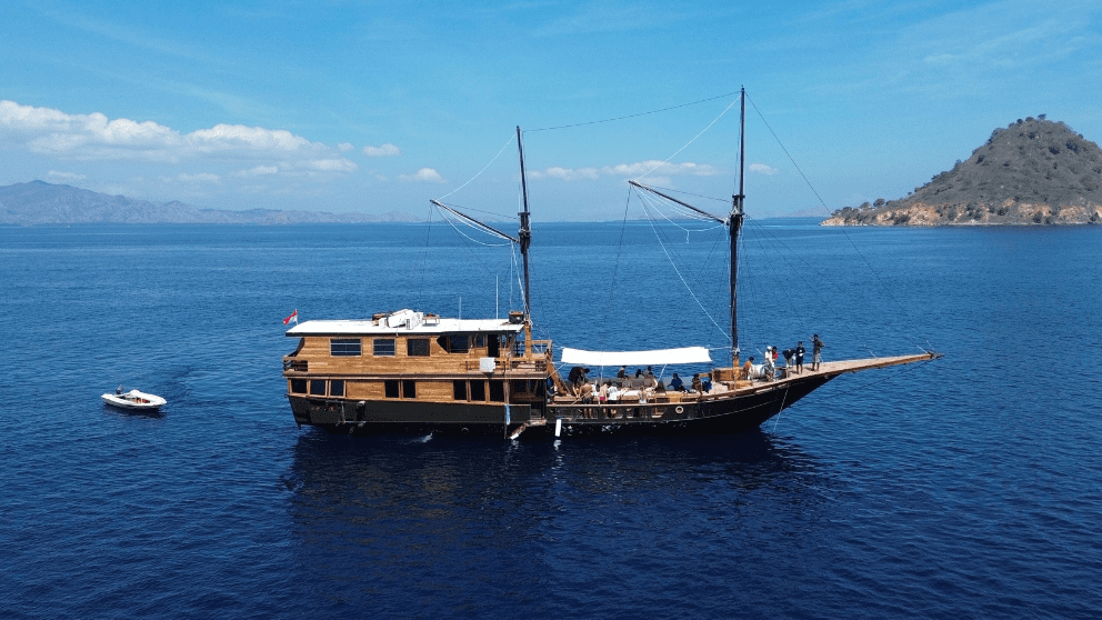 open-trip-black-beard-phinisi