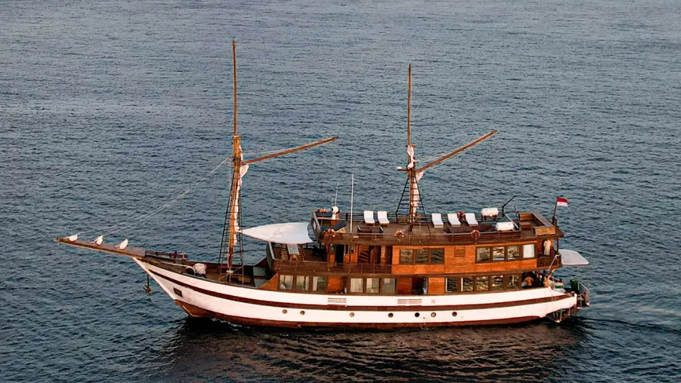 phinisi-neptune-komodo