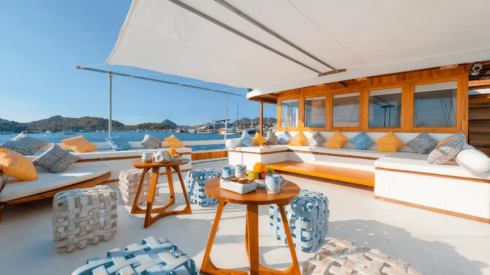 tour-komodo-luxury-boat
