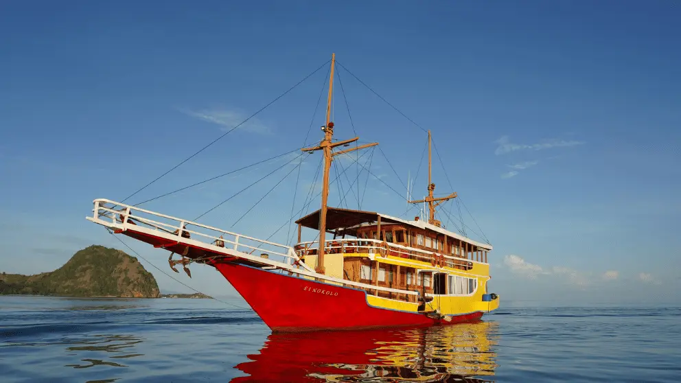trip-komodo-boat-singkolo